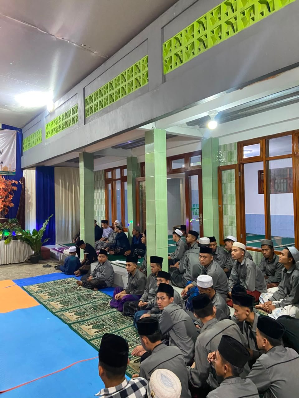 Santri Khidmat Menyimak Tausiah Pimpinan Pondok dan Ust. Abdul Hannan Assupyani dalam Peringatan Maulid Nabi Muhammad SAW